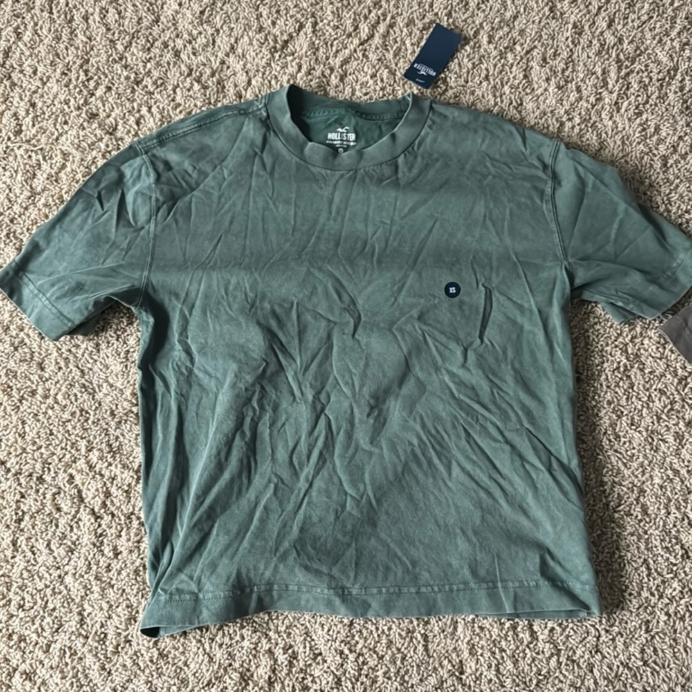 2 Brand new with tags Hollister Boxy Tees
BNWT
never worn